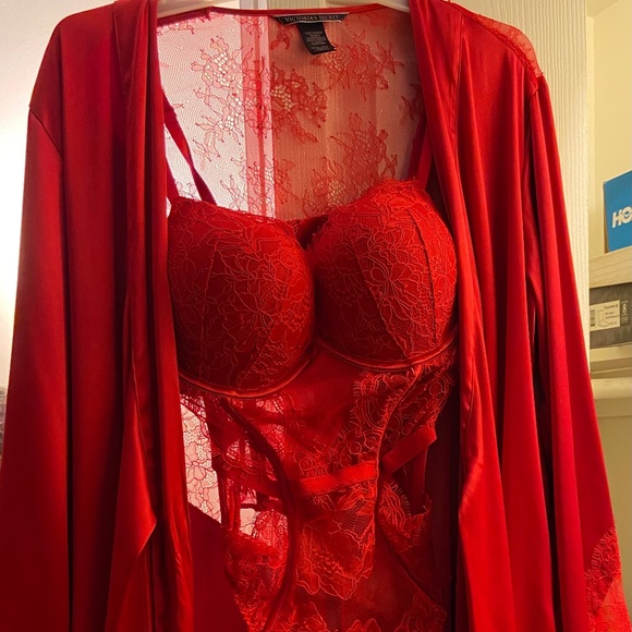 Victoria’s Secret Very Sexy Bombshell Add-2-cups Lace Teddy & Robe - Picture 1 of 3
